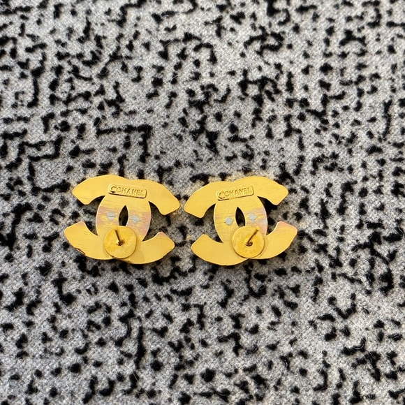 Beautiful buttons handmade into earrings - Picture 4 of 5